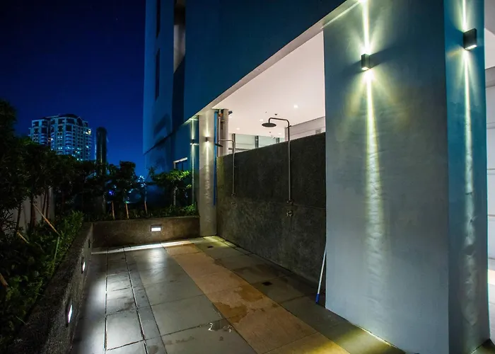 Fully Furnished Urban Oasis : Free Pool * Manila
