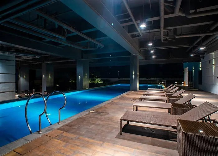 Fully Furnished Urban Oasis : Free Pool *