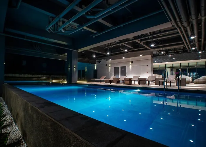 Fully Furnished Urban Oasis : Free Pool Apartment