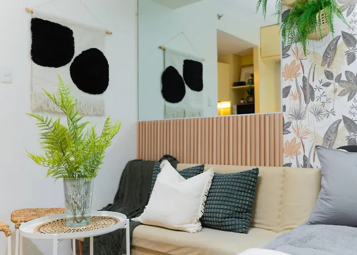 Fully Furnished Urban Oasis : Free Pool *