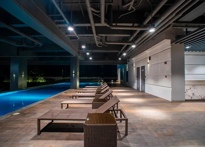 Fully Furnished Urban Oasis : Free Pool * Manila