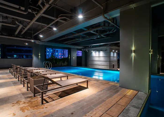 Fully Furnished Urban Oasis : Free Pool