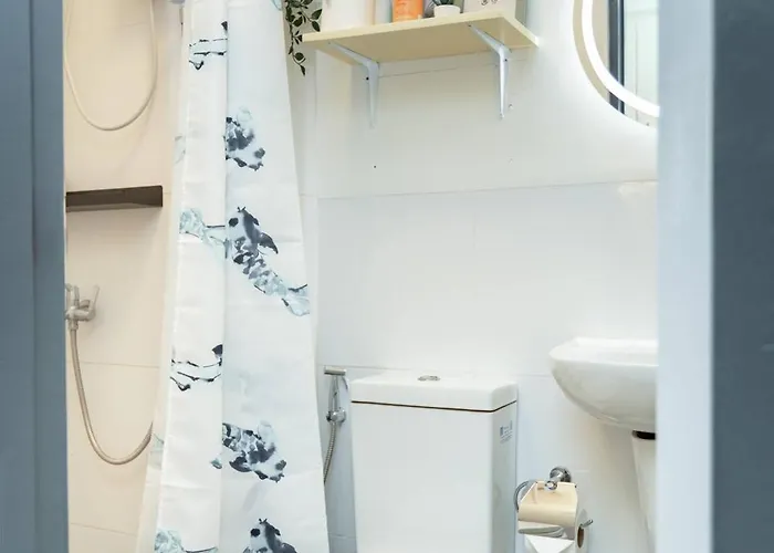 Fully Furnished Urban Oasis : Free Pool *