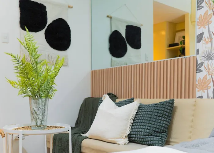Fully Furnished Urban Oasis : Free Pool Apartment