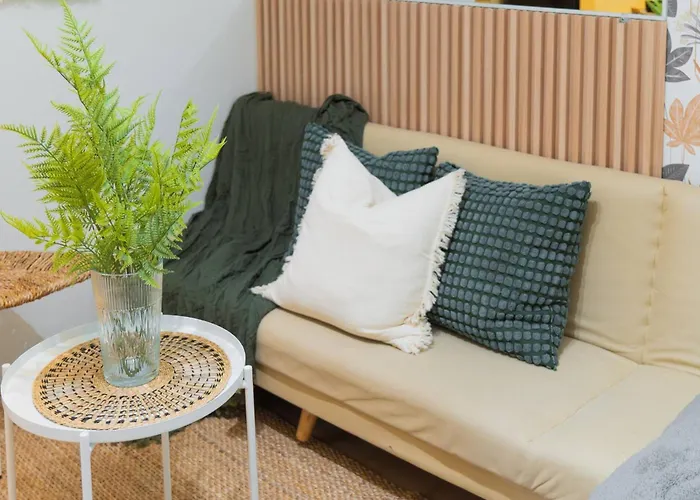 Fully Furnished Urban Oasis : Free Pool Apartment *