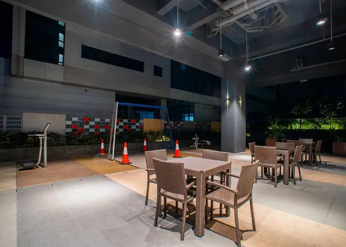 Fully Furnished Urban Oasis : Free Pool Apartment Manila