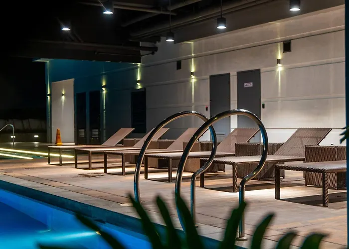 Fully Furnished Urban Oasis : Free Pool Manila