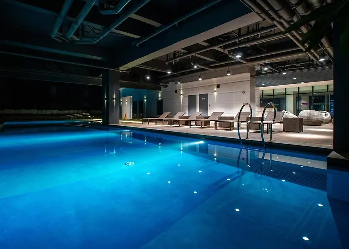 Fully Furnished Urban Oasis : Free Pool Manila