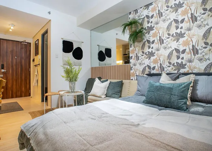 Fully Furnished Urban Oasis : Free Pool Apartment