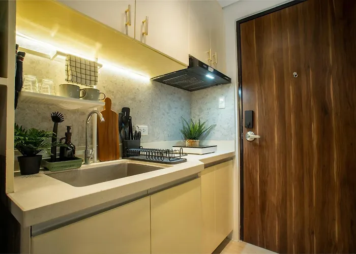 Fully Furnished Urban Oasis : Free Pool Apartment *